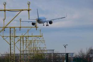 kommerziell Flugzeug Eingang zu ein Flughafen, Flughafen Eingang Zeichen, Flughafen Eingang Beleuchtung foto