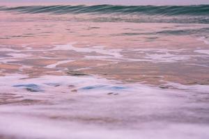 Luftblasen auf golden Strand mit Ozean Wasser im das Morgen beim Thailand Strände. foto