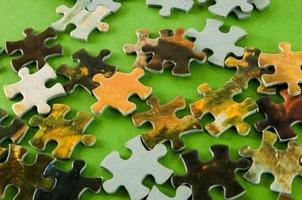 Puzzle Stücke auf Grün Hintergrund foto