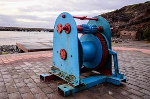 alt Jahrgang Metall Winde im ein Hafen Hafen foto