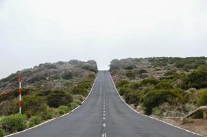 Straße durch das szenisch Landschaft foto