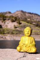 klein Buddha Statue auf ein Felsen foto