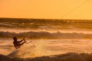 Drachen Surfer beim Sonnenuntergang foto