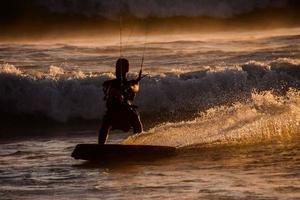 Drachen Surfer beim Sonnenuntergang foto