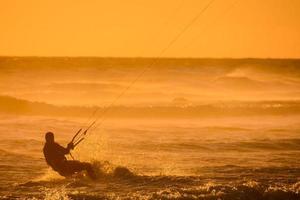 Drachen Surfer beim Sonnenuntergang foto