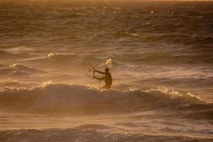 Drachen Surfer beim Sonnenuntergang foto