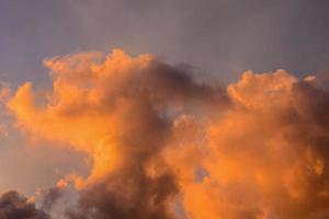 bunter Himmel bei Sonnenuntergang foto