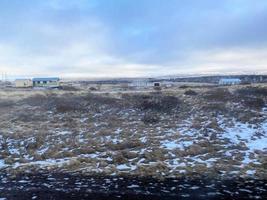 isländisch Winter Landschaft mit Schnee bedeckt Hügel und Blau wolkig Himmel foto