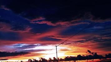 das Hintergrund von Orange Dämmerung Wolken beim Sonnenuntergang foto