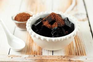 schwarz Gras Gelee Dessert mit Palme Zucker im Weiß Schüssel, foto