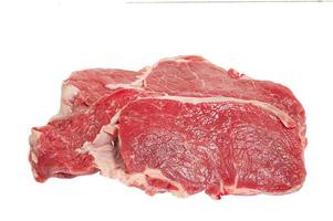 ein Stück von roh Fleisch auf ein Weiß Hintergrund. Rindfleisch Steak isolieren auf Weiß. foto