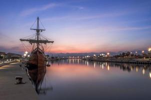 Galeonenschiff im Hafen foto