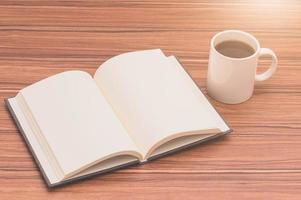 Lesen, Schreiben von Büchern und Trinken von Kaffee Layout-Konzept foto