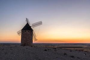 alte Windmühle bei Sonnenuntergang foto