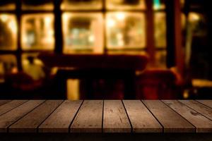 Tisch in einem dunklen Restaurant foto