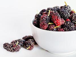 Schüssel frische Maulbeeren foto