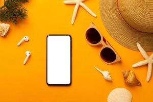 Smartphone-Modell mit Sommerartikeln foto