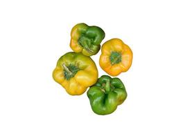 grüne und gelbe Paprika auf einem weißen Hintergrund