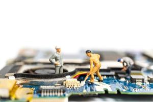 Miniaturmenschen, die an einer CPU-Platine arbeiten, Technologiekonzept foto