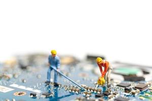 Miniaturmenschen, die an einer CPU-Platine arbeiten, Technologiekonzept foto