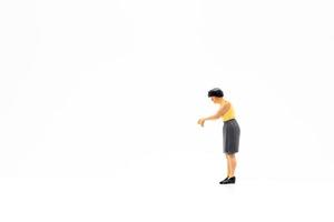 eine Miniaturperson, die auf einem weißen Hintergrund steht foto