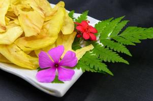 gebratener Durian mit Blüten und Blättern