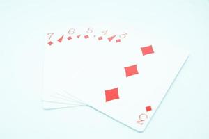 ein Gerade spülen Hand im Poker bestehend aus von das drei, vier, fünf, sechs, und Sieben von Diamanten foto