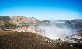 tolle vulkanisch Landschaft im Island mit Rauch foto