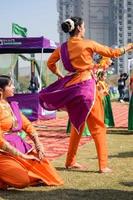 Delhi, Indien - - Dezember 11 2022 - - bharathanyam indisch klassisch odissi Tänzer durchführen beim Bühne. schön indisch Mädchen Tänzer im das Haltung von indisch tanzen. indisch klassisch tanzen bharatanatyam foto