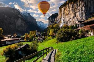 heiß Luft Ballon beim lauterbrunnen Senke mit Wasserfall und schweizerisch Alpen, Schweiz.