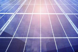 schließen oben von Vorderseite Aussicht Solar- Panel mit Sonnenlicht Strahl, wolkig und Gebäude Betrachtung. Solar- Zelle Technologie, Leistung Zelle Alternative Elektrizität. Photovoltaik Zelle Tafel. sauber Energie Leistung Konzept. foto