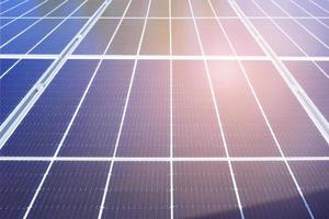 schließen oben von Vorderseite Aussicht Blau Solar- Panel mit Sonnenlicht Strahl Betrachtung. Solar- Zelle Technologie, Leistung Zelle Alternative Quelle von Elektrizität. Photovoltaik Zelle Tafel. sauber Energie Leistung Konzept foto