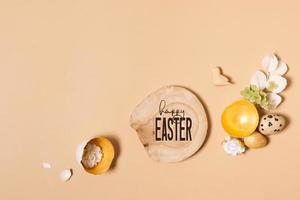 glücklich Ostern Text und Eier Komposition mit Blumen und Zweige. glücklich Ostern Gruß Karte foto