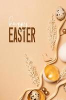 glücklich Ostern Text mit Zweige und Eier Komposition. Ostern Gruß Karte Vertikale Format foto