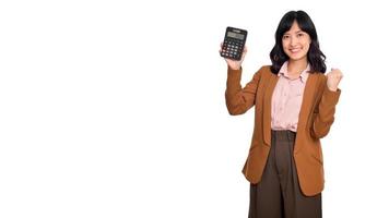MwSt Tag Konzept. glücklich asiatisch Frau zuversichtlich lächelnd halten Taschenrechner und Faust hoch, Porträt glücklich asiatisch weiblich isoliert auf Weiß Hintergrund, Konto und Finanzen Zählen Einkommen foto