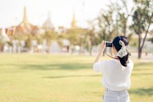 glücklich Jugend asiatisch Frau Person mit Kamera Reisen Straße Stadt Ausflug auf Freizeit Wochenende. jung Hipster Mädchen weiblich Tourist Besichtigung Sommer- städtisch Bangkok Ziel Lebensstil Konzept. foto