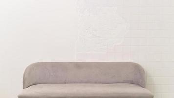 grau Sanft komfortabel gemütlich minimalistisch Sofa stilvoll Innen- Innere Möbel Zimmer, Couch Dekor Design von Weiß Backstein Haus Mauer Hintergrund. modern leeren Raum Hintergrund im Leben Wohnung Zuhause Stil. foto