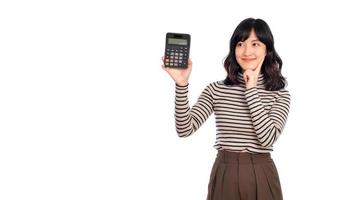 jung asiatisch Frau beiläufig Uniform halten Taschenrechner Über Weiß Hintergrund. Geschäft und finanziell Konzept foto
