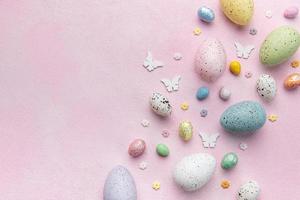 glücklich Ostern Konzept. eben legen Ostern Eier auf Rosa Beton Hintergrund. foto