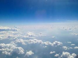 blauer Himmel mit Wolkenhintergrund foto