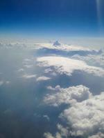 blauer Himmel mit Wolkenhintergrund foto