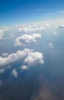 blauer Himmel mit Wolkenhintergrund foto