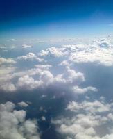 blauer Himmel mit Wolkenhintergrund foto