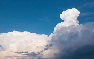 Himmel mit Wolken Aussicht von Innerhalb das Flugzeug foto