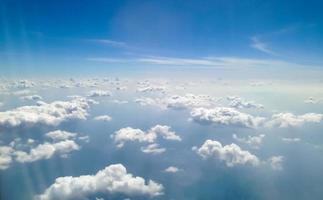 blauer Himmel mit Wolkenhintergrund foto