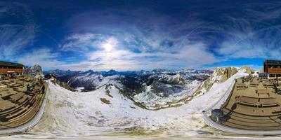 ein unvergesslich 360 Panorama von das Dolomiten foto