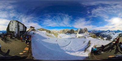 majestätisch Spitzen und heiter Täler ein 360 Aussicht von das Italienisch Alpen foto