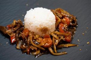 asiatisch Küche würzig Curry mit Gemüse und Reis foto