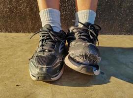 Vorderseite Aussicht von zerrissen Schuhe, Schuhe im brauchen von Reparatur foto