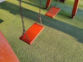 schwingen Spielplatz im das Morgen Sonnenlicht im Frühling foto